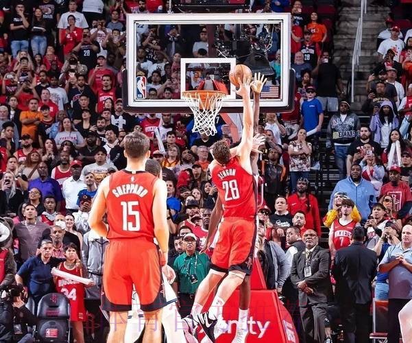 卡德威尔一抢二补篮打进,拿到6个前场板点燃主场、打停火箭 卡德威尔一抢二补篮打进,拿到6个前场板点燃主场、打停火箭